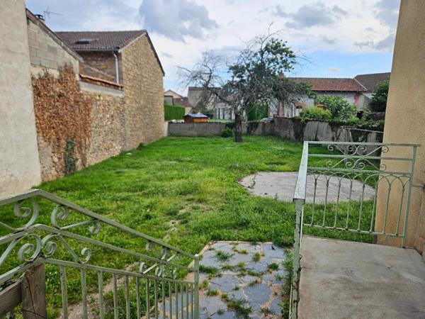 Maison à rénover à BAS EN BASSET sur terrain clos de mur 470 m².