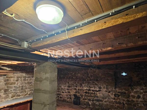 Maison à rénover à BAS EN BASSET sur terrain clos de mur 470 m².