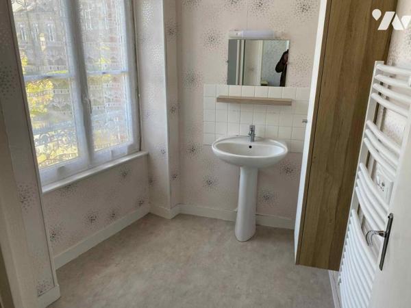 Proche centre ville de FLERS: Ensemble de 3 immeubles avec garages  