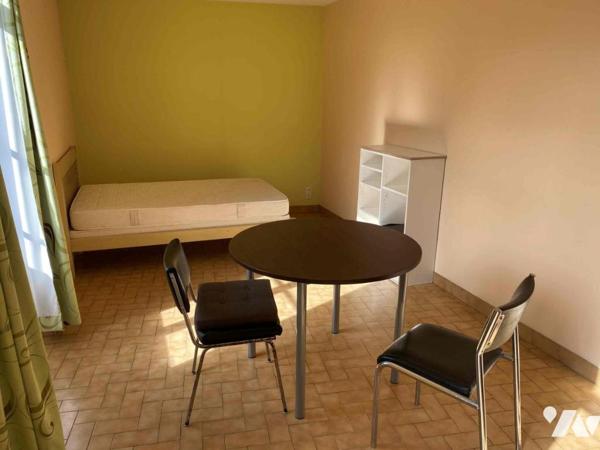 Proche centre ville de FLERS: Ensemble de 3 immeubles avec garages  