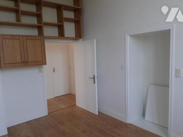 Proche centre ville de FLERS: Ensemble de 3 immeubles avec garages  