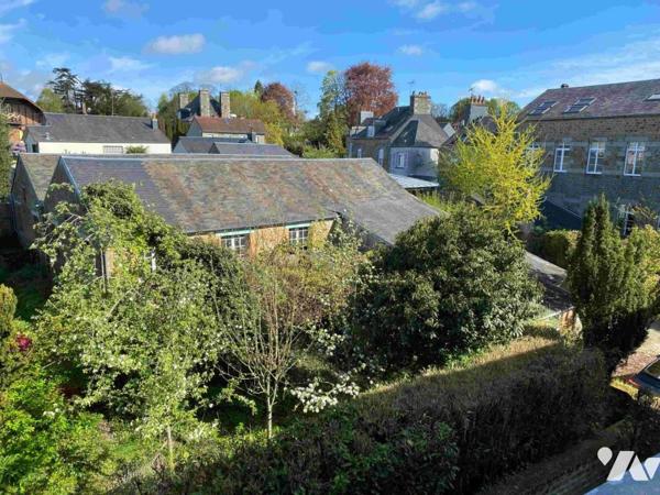 Proche centre ville de FLERS: Ensemble de 3 immeubles avec garages  