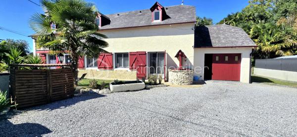 À Mirepeix, maison d’environ 165 m² sur un terrain de 513 m², offrant une configuration idéale pour une famille avec la possibilité de poursuivre une activité de chambres d’hôtes.
Au rez-de-chaussée : séjour de 33 m², cuisine de 15 m², buanderie de 12 m², arrière-cuisine d'extérieur de 6 m², 3 chambres de 12, 13 et 14 m², salle d’eau et WC.
À l’étage, l’espace chambres d’hôtes comprend 2  chambres voir trois possible, un salon, un dressing, une salle d’eau et WC. Une terrasse couverte de 14 m² complète cet espace.
La maison dispose également d'un grenier d'environ 36 m² offrant un potentiel d'aménagement, ainsi que d'un garage de 19 m².
À l'extérieur, la maison possède un store banne électrique et un coin barbecue devant et derrière.

Côté confort : climatisation réversible installée en 2023 et VMI sur les deux niveaux installés en 2026
📍 Emplacement recherché, à proximité de Nay et de ses commerces, dans un environnement agréable au cœur du Pays de Nay, entre Pau, Lourdes et les Pyrénées. Un secteur apprécié pour son cadre naturel, ses activités de pleine nature et son attrait touristique.
Les + : 165 m² • 6 chambres • 2 salles d’eau • terrain 513 m² • garage 19 m² • terrasse couverte • grenier 36 m² • chambres d’hôtes • climatisation 2023 • VMI