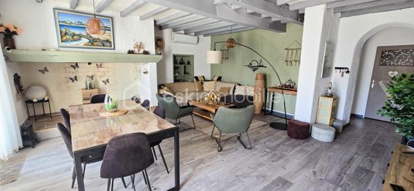 À Mirepeix, maison d’environ 165 m² sur un terrain de 513 m², offrant une configuration idéale pour une famille avec la possibilité de poursuivre une activité de chambres d’hôtes.
Au rez-de-chaussée : séjour de 33 m², cuisine de 15 m², buanderie de 12 m², arrière-cuisine d'extérieur de 6 m², 3 chambres de 12, 13 et 14 m², salle d’eau et WC.
À l’étage, l’espace chambres d’hôtes comprend 2  chambres voir trois possible, un salon, un dressing, une salle d’eau et WC. Une terrasse couverte de 14 m² complète cet espace.
La maison dispose également d'un grenier d'environ 36 m² offrant un potentiel d'aménagement, ainsi que d'un garage de 19 m².
À l'extérieur, la maison possède un store banne électrique et un coin barbecue devant et derrière.

Côté confort : climatisation réversible installée en 2023 et VMI sur les deux niveaux installés en 2026
📍 Emplacement recherché, à proximité de Nay et de ses commerces, dans un environnement agréable au cœur du Pays de Nay, entre Pau, Lourdes et les Pyrénées. Un secteur apprécié pour son cadre naturel, ses activités de pleine nature et son attrait touristique.
Les + : 165 m² • 6 chambres • 2 salles d’eau • terrain 513 m² • garage 19 m² • terrasse couverte • grenier 36 m² • chambres d’hôtes • climatisation 2023 • VMI