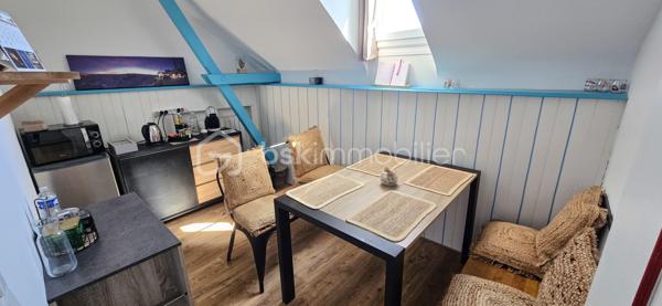 À Mirepeix, maison d’environ 165 m² sur un terrain de 513 m², offrant une configuration idéale pour une famille avec la possibilité de poursuivre une activité de chambres d’hôtes.
Au rez-de-chaussée : séjour de 33 m², cuisine de 15 m², buanderie de 12 m², arrière-cuisine d'extérieur de 6 m², 3 chambres de 12, 13 et 14 m², salle d’eau et WC.
À l’étage, l’espace chambres d’hôtes comprend 2  chambres voir trois possible, un salon, un dressing, une salle d’eau et WC. Une terrasse couverte de 14 m² complète cet espace.
La maison dispose également d'un grenier d'environ 36 m² offrant un potentiel d'aménagement, ainsi que d'un garage de 19 m².
À l'extérieur, la maison possède un store banne électrique et un coin barbecue devant et derrière.

Côté confort : climatisation réversible installée en 2023 et VMI sur les deux niveaux installés en 2026
📍 Emplacement recherché, à proximité de Nay et de ses commerces, dans un environnement agréable au cœur du Pays de Nay, entre Pau, Lourdes et les Pyrénées. Un secteur apprécié pour son cadre naturel, ses activités de pleine nature et son attrait touristique.
Les + : 165 m² • 6 chambres • 2 salles d’eau • terrain 513 m² • garage 19 m² • terrasse couverte • grenier 36 m² • chambres d’hôtes • climatisation 2023 • VMI