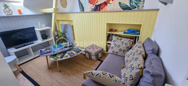 À Mirepeix, maison d’environ 165 m² sur un terrain de 513 m², offrant une configuration idéale pour une famille avec la possibilité de poursuivre une activité de chambres d’hôtes.
Au rez-de-chaussée : séjour de 33 m², cuisine de 15 m², buanderie de 12 m², arrière-cuisine d'extérieur de 6 m², 3 chambres de 12, 13 et 14 m², salle d’eau et WC.
À l’étage, l’espace chambres d’hôtes comprend 2  chambres voir trois possible, un salon, un dressing, une salle d’eau et WC. Une terrasse couverte de 14 m² complète cet espace.
La maison dispose également d'un grenier d'environ 36 m² offrant un potentiel d'aménagement, ainsi que d'un garage de 19 m².
À l'extérieur, la maison possède un store banne électrique et un coin barbecue devant et derrière.

Côté confort : climatisation réversible installée en 2023 et VMI sur les deux niveaux installés en 2026
📍 Emplacement recherché, à proximité de Nay et de ses commerces, dans un environnement agréable au cœur du Pays de Nay, entre Pau, Lourdes et les Pyrénées. Un secteur apprécié pour son cadre naturel, ses activités de pleine nature et son attrait touristique.
Les + : 165 m² • 6 chambres • 2 salles d’eau • terrain 513 m² • garage 19 m² • terrasse couverte • grenier 36 m² • chambres d’hôtes • climatisation 2023 • VMI