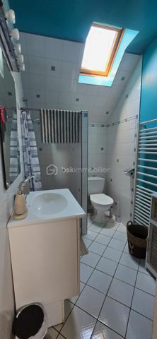 À Mirepeix, maison d’environ 165 m² sur un terrain de 513 m², offrant une configuration idéale pour une famille avec la possibilité de poursuivre une activité de chambres d’hôtes.
Au rez-de-chaussée : séjour de 33 m², cuisine de 15 m², buanderie de 12 m², arrière-cuisine d'extérieur de 6 m², 3 chambres de 12, 13 et 14 m², salle d’eau et WC.
À l’étage, l’espace chambres d’hôtes comprend 2  chambres voir trois possible, un salon, un dressing, une salle d’eau et WC. Une terrasse couverte de 14 m² complète cet espace.
La maison dispose également d'un grenier d'environ 36 m² offrant un potentiel d'aménagement, ainsi que d'un garage de 19 m².
À l'extérieur, la maison possède un store banne électrique et un coin barbecue devant et derrière.

Côté confort : climatisation réversible installée en 2023 et VMI sur les deux niveaux installés en 2026
📍 Emplacement recherché, à proximité de Nay et de ses commerces, dans un environnement agréable au cœur du Pays de Nay, entre Pau, Lourdes et les Pyrénées. Un secteur apprécié pour son cadre naturel, ses activités de pleine nature et son attrait touristique.
Les + : 165 m² • 6 chambres • 2 salles d’eau • terrain 513 m² • garage 19 m² • terrasse couverte • grenier 36 m² • chambres d’hôtes • climatisation 2023 • VMI