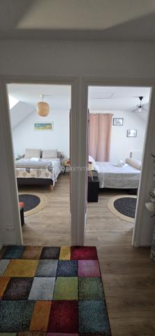 À Mirepeix, maison d’environ 165 m² sur un terrain de 513 m², offrant une configuration idéale pour une famille avec la possibilité de poursuivre une activité de chambres d’hôtes.
Au rez-de-chaussée : séjour de 33 m², cuisine de 15 m², buanderie de 12 m², arrière-cuisine d'extérieur de 6 m², 3 chambres de 12, 13 et 14 m², salle d’eau et WC.
À l’étage, l’espace chambres d’hôtes comprend 2  chambres voir trois possible, un salon, un dressing, une salle d’eau et WC. Une terrasse couverte de 14 m² complète cet espace.
La maison dispose également d'un grenier d'environ 36 m² offrant un potentiel d'aménagement, ainsi que d'un garage de 19 m².
À l'extérieur, la maison possède un store banne électrique et un coin barbecue devant et derrière.

Côté confort : climatisation réversible installée en 2023 et VMI sur les deux niveaux installés en 2026
📍 Emplacement recherché, à proximité de Nay et de ses commerces, dans un environnement agréable au cœur du Pays de Nay, entre Pau, Lourdes et les Pyrénées. Un secteur apprécié pour son cadre naturel, ses activités de pleine nature et son attrait touristique.
Les + : 165 m² • 6 chambres • 2 salles d’eau • terrain 513 m² • garage 19 m² • terrasse couverte • grenier 36 m² • chambres d’hôtes • climatisation 2023 • VMI