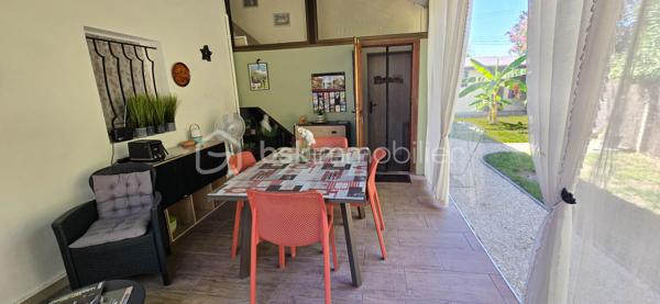 À Mirepeix, maison d’environ 165 m² sur un terrain de 513 m², offrant une configuration idéale pour une famille avec la possibilité de poursuivre une activité de chambres d’hôtes.
Au rez-de-chaussée : séjour de 33 m², cuisine de 15 m², buanderie de 12 m², arrière-cuisine d'extérieur de 6 m², 3 chambres de 12, 13 et 14 m², salle d’eau et WC.
À l’étage, l’espace chambres d’hôtes comprend 2  chambres voir trois possible, un salon, un dressing, une salle d’eau et WC. Une terrasse couverte de 14 m² complète cet espace.
La maison dispose également d'un grenier d'environ 36 m² offrant un potentiel d'aménagement, ainsi que d'un garage de 19 m².
À l'extérieur, la maison possède un store banne électrique et un coin barbecue devant et derrière.

Côté confort : climatisation réversible installée en 2023 et VMI sur les deux niveaux installés en 2026
📍 Emplacement recherché, à proximité de Nay et de ses commerces, dans un environnement agréable au cœur du Pays de Nay, entre Pau, Lourdes et les Pyrénées. Un secteur apprécié pour son cadre naturel, ses activités de pleine nature et son attrait touristique.
Les + : 165 m² • 6 chambres • 2 salles d’eau • terrain 513 m² • garage 19 m² • terrasse couverte • grenier 36 m² • chambres d’hôtes • climatisation 2023 • VMI