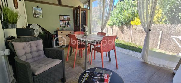 À Mirepeix, maison d’environ 165 m² sur un terrain de 513 m², offrant une configuration idéale pour une famille avec la possibilité de poursuivre une activité de chambres d’hôtes.
Au rez-de-chaussée : séjour de 33 m², cuisine de 15 m², buanderie de 12 m², arrière-cuisine d'extérieur de 6 m², 3 chambres de 12, 13 et 14 m², salle d’eau et WC.
À l’étage, l’espace chambres d’hôtes comprend 2  chambres voir trois possible, un salon, un dressing, une salle d’eau et WC. Une terrasse couverte de 14 m² complète cet espace.
La maison dispose également d'un grenier d'environ 36 m² offrant un potentiel d'aménagement, ainsi que d'un garage de 19 m².
À l'extérieur, la maison possède un store banne électrique et un coin barbecue devant et derrière.

Côté confort : climatisation réversible installée en 2023 et VMI sur les deux niveaux installés en 2026
📍 Emplacement recherché, à proximité de Nay et de ses commerces, dans un environnement agréable au cœur du Pays de Nay, entre Pau, Lourdes et les Pyrénées. Un secteur apprécié pour son cadre naturel, ses activités de pleine nature et son attrait touristique.
Les + : 165 m² • 6 chambres • 2 salles d’eau • terrain 513 m² • garage 19 m² • terrasse couverte • grenier 36 m² • chambres d’hôtes • climatisation 2023 • VMI