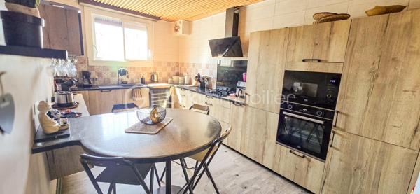 À Mirepeix, maison d’environ 165 m² sur un terrain de 513 m², offrant une configuration idéale pour une famille avec la possibilité de poursuivre une activité de chambres d’hôtes.
Au rez-de-chaussée : séjour de 33 m², cuisine de 15 m², buanderie de 12 m², arrière-cuisine d'extérieur de 6 m², 3 chambres de 12, 13 et 14 m², salle d’eau et WC.
À l’étage, l’espace chambres d’hôtes comprend 2  chambres voir trois possible, un salon, un dressing, une salle d’eau et WC. Une terrasse couverte de 14 m² complète cet espace.
La maison dispose également d'un grenier d'environ 36 m² offrant un potentiel d'aménagement, ainsi que d'un garage de 19 m².
À l'extérieur, la maison possède un store banne électrique et un coin barbecue devant et derrière.

Côté confort : climatisation réversible installée en 2023 et VMI sur les deux niveaux installés en 2026
📍 Emplacement recherché, à proximité de Nay et de ses commerces, dans un environnement agréable au cœur du Pays de Nay, entre Pau, Lourdes et les Pyrénées. Un secteur apprécié pour son cadre naturel, ses activités de pleine nature et son attrait touristique.
Les + : 165 m² • 6 chambres • 2 salles d’eau • terrain 513 m² • garage 19 m² • terrasse couverte • grenier 36 m² • chambres d’hôtes • climatisation 2023 • VMI