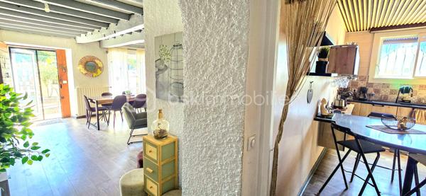 À Mirepeix, maison d’environ 165 m² sur un terrain de 513 m², offrant une configuration idéale pour une famille avec la possibilité de poursuivre une activité de chambres d’hôtes.
Au rez-de-chaussée : séjour de 33 m², cuisine de 15 m², buanderie de 12 m², arrière-cuisine d'extérieur de 6 m², 3 chambres de 12, 13 et 14 m², salle d’eau et WC.
À l’étage, l’espace chambres d’hôtes comprend 2  chambres voir trois possible, un salon, un dressing, une salle d’eau et WC. Une terrasse couverte de 14 m² complète cet espace.
La maison dispose également d'un grenier d'environ 36 m² offrant un potentiel d'aménagement, ainsi que d'un garage de 19 m².
À l'extérieur, la maison possède un store banne électrique et un coin barbecue devant et derrière.

Côté confort : climatisation réversible installée en 2023 et VMI sur les deux niveaux installés en 2026
📍 Emplacement recherché, à proximité de Nay et de ses commerces, dans un environnement agréable au cœur du Pays de Nay, entre Pau, Lourdes et les Pyrénées. Un secteur apprécié pour son cadre naturel, ses activités de pleine nature et son attrait touristique.
Les + : 165 m² • 6 chambres • 2 salles d’eau • terrain 513 m² • garage 19 m² • terrasse couverte • grenier 36 m² • chambres d’hôtes • climatisation 2023 • VMI