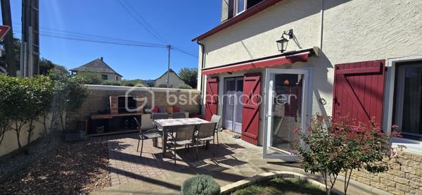 À Mirepeix, maison d’environ 165 m² sur un terrain de 513 m², offrant une configuration idéale pour une famille avec la possibilité de poursuivre une activité de chambres d’hôtes.
Au rez-de-chaussée : séjour de 33 m², cuisine de 15 m², buanderie de 12 m², arrière-cuisine d'extérieur de 6 m², 3 chambres de 12, 13 et 14 m², salle d’eau et WC.
À l’étage, l’espace chambres d’hôtes comprend 2  chambres voir trois possible, un salon, un dressing, une salle d’eau et WC. Une terrasse couverte de 14 m² complète cet espace.
La maison dispose également d'un grenier d'environ 36 m² offrant un potentiel d'aménagement, ainsi que d'un garage de 19 m².
À l'extérieur, la maison possède un store banne électrique et un coin barbecue devant et derrière.

Côté confort : climatisation réversible installée en 2023 et VMI sur les deux niveaux installés en 2026
📍 Emplacement recherché, à proximité de Nay et de ses commerces, dans un environnement agréable au cœur du Pays de Nay, entre Pau, Lourdes et les Pyrénées. Un secteur apprécié pour son cadre naturel, ses activités de pleine nature et son attrait touristique.
Les + : 165 m² • 6 chambres • 2 salles d’eau • terrain 513 m² • garage 19 m² • terrasse couverte • grenier 36 m² • chambres d’hôtes • climatisation 2023 • VMI