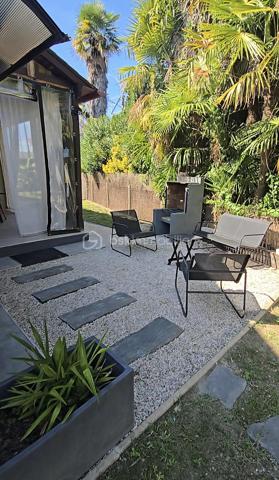 À Mirepeix, maison d’environ 165 m² sur un terrain de 513 m², offrant une configuration idéale pour une famille avec la possibilité de poursuivre une activité de chambres d’hôtes.
Au rez-de-chaussée : séjour de 33 m², cuisine de 15 m², buanderie de 12 m², arrière-cuisine d'extérieur de 6 m², 3 chambres de 12, 13 et 14 m², salle d’eau et WC.
À l’étage, l’espace chambres d’hôtes comprend 2  chambres voir trois possible, un salon, un dressing, une salle d’eau et WC. Une terrasse couverte de 14 m² complète cet espace.
La maison dispose également d'un grenier d'environ 36 m² offrant un potentiel d'aménagement, ainsi que d'un garage de 19 m².
À l'extérieur, la maison possède un store banne électrique et un coin barbecue devant et derrière.

Côté confort : climatisation réversible installée en 2023 et VMI sur les deux niveaux installés en 2026
📍 Emplacement recherché, à proximité de Nay et de ses commerces, dans un environnement agréable au cœur du Pays de Nay, entre Pau, Lourdes et les Pyrénées. Un secteur apprécié pour son cadre naturel, ses activités de pleine nature et son attrait touristique.
Les + : 165 m² • 6 chambres • 2 salles d’eau • terrain 513 m² • garage 19 m² • terrasse couverte • grenier 36 m² • chambres d’hôtes • climatisation 2023 • VMI