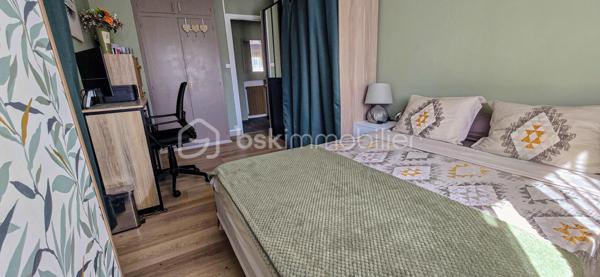 À Mirepeix, maison d’environ 165 m² sur un terrain de 513 m², offrant une configuration idéale pour une famille avec la possibilité de poursuivre une activité de chambres d’hôtes.
Au rez-de-chaussée : séjour de 33 m², cuisine de 15 m², buanderie de 12 m², arrière-cuisine d'extérieur de 6 m², 3 chambres de 12, 13 et 14 m², salle d’eau et WC.
À l’étage, l’espace chambres d’hôtes comprend 2  chambres voir trois possible, un salon, un dressing, une salle d’eau et WC. Une terrasse couverte de 14 m² complète cet espace.
La maison dispose également d'un grenier d'environ 36 m² offrant un potentiel d'aménagement, ainsi que d'un garage de 19 m².
À l'extérieur, la maison possède un store banne électrique et un coin barbecue devant et derrière.

Côté confort : climatisation réversible installée en 2023 et VMI sur les deux niveaux installés en 2026
📍 Emplacement recherché, à proximité de Nay et de ses commerces, dans un environnement agréable au cœur du Pays de Nay, entre Pau, Lourdes et les Pyrénées. Un secteur apprécié pour son cadre naturel, ses activités de pleine nature et son attrait touristique.
Les + : 165 m² • 6 chambres • 2 salles d’eau • terrain 513 m² • garage 19 m² • terrasse couverte • grenier 36 m² • chambres d’hôtes • climatisation 2023 • VMI