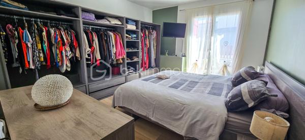 À Mirepeix, maison d’environ 165 m² sur un terrain de 513 m², offrant une configuration idéale pour une famille avec la possibilité de poursuivre une activité de chambres d’hôtes.
Au rez-de-chaussée : séjour de 33 m², cuisine de 15 m², buanderie de 12 m², arrière-cuisine d'extérieur de 6 m², 3 chambres de 12, 13 et 14 m², salle d’eau et WC.
À l’étage, l’espace chambres d’hôtes comprend 2  chambres voir trois possible, un salon, un dressing, une salle d’eau et WC. Une terrasse couverte de 14 m² complète cet espace.
La maison dispose également d'un grenier d'environ 36 m² offrant un potentiel d'aménagement, ainsi que d'un garage de 19 m².
À l'extérieur, la maison possède un store banne électrique et un coin barbecue devant et derrière.

Côté confort : climatisation réversible installée en 2023 et VMI sur les deux niveaux installés en 2026
📍 Emplacement recherché, à proximité de Nay et de ses commerces, dans un environnement agréable au cœur du Pays de Nay, entre Pau, Lourdes et les Pyrénées. Un secteur apprécié pour son cadre naturel, ses activités de pleine nature et son attrait touristique.
Les + : 165 m² • 6 chambres • 2 salles d’eau • terrain 513 m² • garage 19 m² • terrasse couverte • grenier 36 m² • chambres d’hôtes • climatisation 2023 • VMI