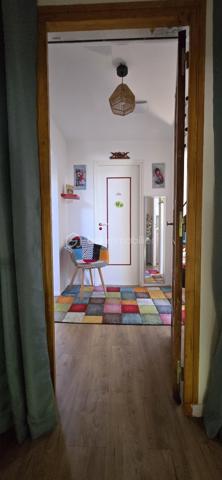 À Mirepeix, maison d’environ 165 m² sur un terrain de 513 m², offrant une configuration idéale pour une famille avec la possibilité de poursuivre une activité de chambres d’hôtes.
Au rez-de-chaussée : séjour de 33 m², cuisine de 15 m², buanderie de 12 m², arrière-cuisine d'extérieur de 6 m², 3 chambres de 12, 13 et 14 m², salle d’eau et WC.
À l’étage, l’espace chambres d’hôtes comprend 2  chambres voir trois possible, un salon, un dressing, une salle d’eau et WC. Une terrasse couverte de 14 m² complète cet espace.
La maison dispose également d'un grenier d'environ 36 m² offrant un potentiel d'aménagement, ainsi que d'un garage de 19 m².
À l'extérieur, la maison possède un store banne électrique et un coin barbecue devant et derrière.

Côté confort : climatisation réversible installée en 2023 et VMI sur les deux niveaux installés en 2026
📍 Emplacement recherché, à proximité de Nay et de ses commerces, dans un environnement agréable au cœur du Pays de Nay, entre Pau, Lourdes et les Pyrénées. Un secteur apprécié pour son cadre naturel, ses activités de pleine nature et son attrait touristique.
Les + : 165 m² • 6 chambres • 2 salles d’eau • terrain 513 m² • garage 19 m² • terrasse couverte • grenier 36 m² • chambres d’hôtes • climatisation 2023 • VMI
