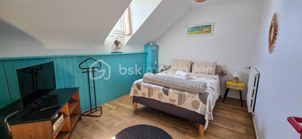 À Mirepeix, maison d’environ 165 m² sur un terrain de 513 m², offrant une configuration idéale pour une famille avec la possibilité de poursuivre une activité de chambres d’hôtes.
Au rez-de-chaussée : séjour de 33 m², cuisine de 15 m², buanderie de 12 m², arrière-cuisine d'extérieur de 6 m², 3 chambres de 12, 13 et 14 m², salle d’eau et WC.
À l’étage, l’espace chambres d’hôtes comprend 2  chambres voir trois possible, un salon, un dressing, une salle d’eau et WC. Une terrasse couverte de 14 m² complète cet espace.
La maison dispose également d'un grenier d'environ 36 m² offrant un potentiel d'aménagement, ainsi que d'un garage de 19 m².
À l'extérieur, la maison possède un store banne électrique et un coin barbecue devant et derrière.

Côté confort : climatisation réversible installée en 2023 et VMI sur les deux niveaux installés en 2026
📍 Emplacement recherché, à proximité de Nay et de ses commerces, dans un environnement agréable au cœur du Pays de Nay, entre Pau, Lourdes et les Pyrénées. Un secteur apprécié pour son cadre naturel, ses activités de pleine nature et son attrait touristique.
Les + : 165 m² • 6 chambres • 2 salles d’eau • terrain 513 m² • garage 19 m² • terrasse couverte • grenier 36 m² • chambres d’hôtes • climatisation 2023 • VMI