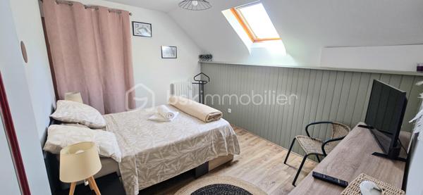 À Mirepeix, maison d’environ 165 m² sur un terrain de 513 m², offrant une configuration idéale pour une famille avec la possibilité de poursuivre une activité de chambres d’hôtes.
Au rez-de-chaussée : séjour de 33 m², cuisine de 15 m², buanderie de 12 m², arrière-cuisine d'extérieur de 6 m², 3 chambres de 12, 13 et 14 m², salle d’eau et WC.
À l’étage, l’espace chambres d’hôtes comprend 2  chambres voir trois possible, un salon, un dressing, une salle d’eau et WC. Une terrasse couverte de 14 m² complète cet espace.
La maison dispose également d'un grenier d'environ 36 m² offrant un potentiel d'aménagement, ainsi que d'un garage de 19 m².
À l'extérieur, la maison possède un store banne électrique et un coin barbecue devant et derrière.

Côté confort : climatisation réversible installée en 2023 et VMI sur les deux niveaux installés en 2026
📍 Emplacement recherché, à proximité de Nay et de ses commerces, dans un environnement agréable au cœur du Pays de Nay, entre Pau, Lourdes et les Pyrénées. Un secteur apprécié pour son cadre naturel, ses activités de pleine nature et son attrait touristique.
Les + : 165 m² • 6 chambres • 2 salles d’eau • terrain 513 m² • garage 19 m² • terrasse couverte • grenier 36 m² • chambres d’hôtes • climatisation 2023 • VMI