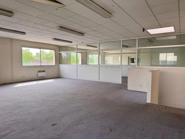 Entrepôt de stockage + bureaux