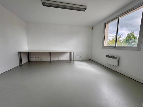 Entrepôt de stockage + bureaux