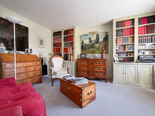 ANGERS BD FOCH : Appartement au dernier étage Type 4 de 2 chambres avec ascenseur, cave et parking !