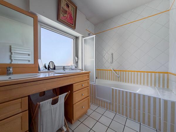 ANGERS BD FOCH : Appartement au dernier étage Type 4 de 2 chambres avec ascenseur, cave et parking !