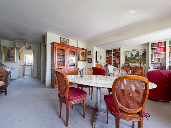 ANGERS BD FOCH : Appartement au dernier étage Type 4 de 2 chambres avec ascenseur, cave et parking !