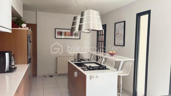 Bollène (84500) – Quartier résidentiel prisé du Barry

Dans un environnement résidentiel recherché, au calme absolu et à seulement quelques pas des sentiers du Barry, cette élégante villa de 175 m² habitables offre un équilibre parfait entre confort, prestations de qualité et douceur de vivre.

Édifiée sur un magnifique terrain paysager de 1 639 m², entièrement clos et sans vis-à-vis, cette propriété séduira les familles en quête d'espace ainsi que les acquéreurs recherchant un bien prêt à vivre, sans travaux.

Une pièce de vie chaleureuse et fonctionnelle

Dès l'entrée, vous découvrirez un vaste séjour de 42 m², baigné de lumière grâce à ses larges ouvertures. Le poêle à bois apporte une ambiance chaleureuse tout en offrant un excellent confort thermique durant l'hiver.

La cuisine, entièrement aménagée et équipée, a été pensée pour conjuguer esthétique et praticité. Ses nombreux rangements sur mesure, son vaste plan de travail et son espace plancha intégré en font un lieu convivial, idéal pour recevoir famille et amis.

Une salle de cinéma complète cet espace de vie et constitue un véritable atout, offrant un confort rarement proposé sur ce type de bien.

L'ensemble de la maison bénéficie d'une climatisation réversible, garantissant une température agréable en toute saison.

Un espace nuit parfaitement agencé

L'espace nuit a été conçu pour préserver l'intimité de chacun.

La suite parentale d'environ 21 m² dispose :

d'un grand dressing aménagé ;
d'une salle d'eau privative avec douche à l'italienne ;
de toilettes indépendantes.

Trois autres chambres, comprises entre 13 et 21 m², disposent toutes de placards intégrés. L'une d'elles bénéficie d'un WC privatif ainsi que d'un solarium, offrant un espace indépendant particulièrement apprécié pour un adolescent, des invités ou une activité professionnelle.

Une salle de bains familiale avec baignoire et double vasque ainsi qu'un WC indépendant complètent cet espace.

Des extérieurs conçus pour profiter pleinement du climat provençal

Le jardin, soigneusement entretenu et entièrement arboré, offre une intimité totale.

Véritable espace de détente, il accueille une superbe piscine DIFFAZUR, reconnue pour la qualité de ses réalisations, équipée :

d'un spa intégré ;
d'une plage immergée d'environ 8 m², idéale pour les jeunes enfants ou pour se relaxer.

Deux grandes terrasses permettent de profiter pleinement des repas en extérieur tout au long de l'année.

Les amateurs de convivialité apprécieront également le terrain de pétanque ombragé et éclairé.

Un garage fermé de 30 m² ainsi que plusieurs places de stationnement complètent les prestations.

Des équipements de qualité
Villa entièrement de plain-pied
Menuiseries aluminium à double vitrage
Climatisation réversible
Poêle à bois
Piscine DIFFAZUR avec spa intégré
Terrain entièrement clos et paysagé
Garage de 30 m²
Nombreux stationnements
Aucun vis-à-vis
Une situation privilégiée

La propriété bénéficie d'un emplacement stratégique :

à moins de 100 mètres des sentiers de randonnée du Barry ;
à seulement 1 km de l'autoroute A7, facilitant les déplacements vers Avignon, Orange, Montélimar ou Marseille ;
à 12 minutes de la gare de Bollène ;
à proximité immédiate des écoles, commerces et services.

Cette localisation permet de profiter d'un environnement naturel tout en restant parfaitement connecté aux principaux axes de communication.