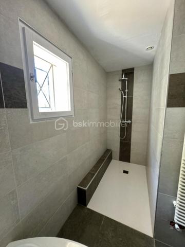 Bollène (84500) – Quartier résidentiel prisé du Barry

Dans un environnement résidentiel recherché, au calme absolu et à seulement quelques pas des sentiers du Barry, cette élégante villa de 175 m² habitables offre un équilibre parfait entre confort, prestations de qualité et douceur de vivre.

Édifiée sur un magnifique terrain paysager de 1 639 m², entièrement clos et sans vis-à-vis, cette propriété séduira les familles en quête d'espace ainsi que les acquéreurs recherchant un bien prêt à vivre, sans travaux.

Une pièce de vie chaleureuse et fonctionnelle

Dès l'entrée, vous découvrirez un vaste séjour de 42 m², baigné de lumière grâce à ses larges ouvertures. Le poêle à bois apporte une ambiance chaleureuse tout en offrant un excellent confort thermique durant l'hiver.

La cuisine, entièrement aménagée et équipée, a été pensée pour conjuguer esthétique et praticité. Ses nombreux rangements sur mesure, son vaste plan de travail et son espace plancha intégré en font un lieu convivial, idéal pour recevoir famille et amis.

Une salle de cinéma complète cet espace de vie et constitue un véritable atout, offrant un confort rarement proposé sur ce type de bien.

L'ensemble de la maison bénéficie d'une climatisation réversible, garantissant une température agréable en toute saison.

Un espace nuit parfaitement agencé

L'espace nuit a été conçu pour préserver l'intimité de chacun.

La suite parentale d'environ 21 m² dispose :

d'un grand dressing aménagé ;
d'une salle d'eau privative avec douche à l'italienne ;
de toilettes indépendantes.

Trois autres chambres, comprises entre 13 et 21 m², disposent toutes de placards intégrés. L'une d'elles bénéficie d'un WC privatif ainsi que d'un solarium, offrant un espace indépendant particulièrement apprécié pour un adolescent, des invités ou une activité professionnelle.

Une salle de bains familiale avec baignoire et double vasque ainsi qu'un WC indépendant complètent cet espace.

Des extérieurs conçus pour profiter pleinement du climat provençal

Le jardin, soigneusement entretenu et entièrement arboré, offre une intimité totale.

Véritable espace de détente, il accueille une superbe piscine DIFFAZUR, reconnue pour la qualité de ses réalisations, équipée :

d'un spa intégré ;
d'une plage immergée d'environ 8 m², idéale pour les jeunes enfants ou pour se relaxer.

Deux grandes terrasses permettent de profiter pleinement des repas en extérieur tout au long de l'année.

Les amateurs de convivialité apprécieront également le terrain de pétanque ombragé et éclairé.

Un garage fermé de 30 m² ainsi que plusieurs places de stationnement complètent les prestations.

Des équipements de qualité
Villa entièrement de plain-pied
Menuiseries aluminium à double vitrage
Climatisation réversible
Poêle à bois
Piscine DIFFAZUR avec spa intégré
Terrain entièrement clos et paysagé
Garage de 30 m²
Nombreux stationnements
Aucun vis-à-vis
Une situation privilégiée

La propriété bénéficie d'un emplacement stratégique :

à moins de 100 mètres des sentiers de randonnée du Barry ;
à seulement 1 km de l'autoroute A7, facilitant les déplacements vers Avignon, Orange, Montélimar ou Marseille ;
à 12 minutes de la gare de Bollène ;
à proximité immédiate des écoles, commerces et services.

Cette localisation permet de profiter d'un environnement naturel tout en restant parfaitement connecté aux principaux axes de communication.