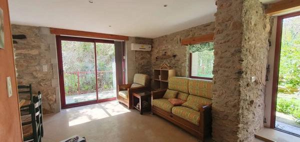 Deux maisons de charme dans un écrin de verdure – À deux pas d’Avène