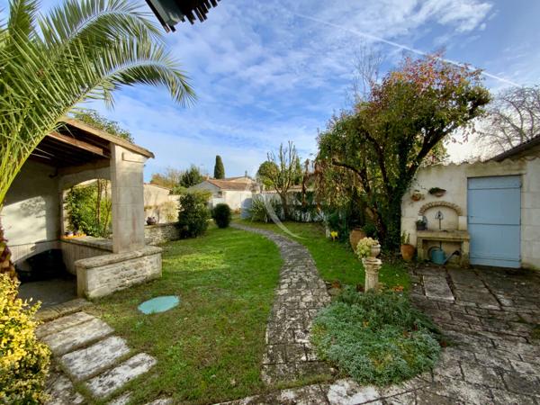 Maison de Ville avec Dépendances et Jardin - Jonzac Centre