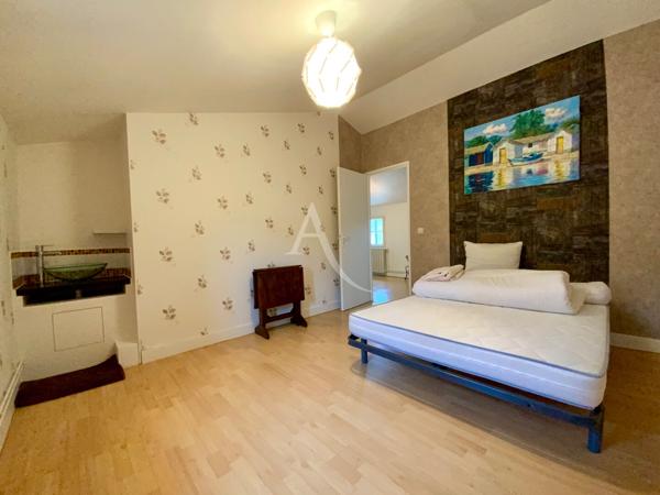 Maison de Ville avec Dépendances et Jardin - Jonzac Centre