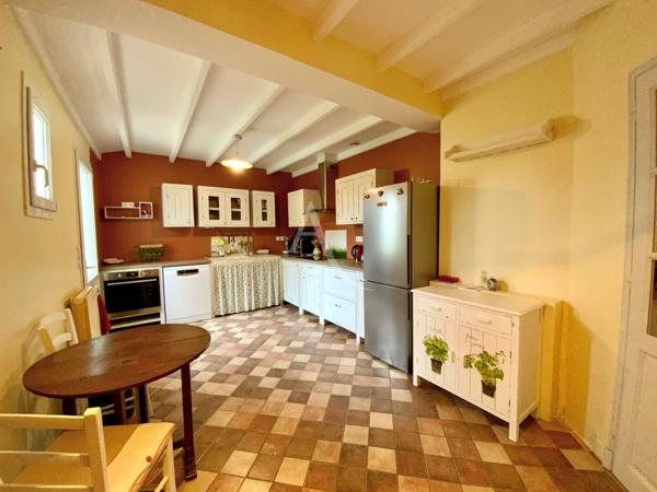 Maison de Ville avec Dépendances et Jardin - Jonzac Centre