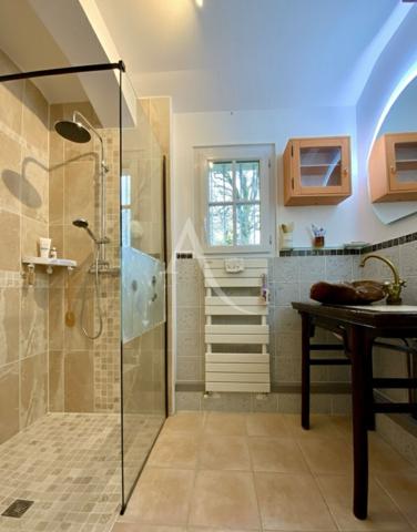 Maison de Ville avec Dépendances et Jardin - Jonzac Centre