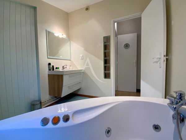 Maison de Ville avec Dépendances et Jardin - Jonzac Centre