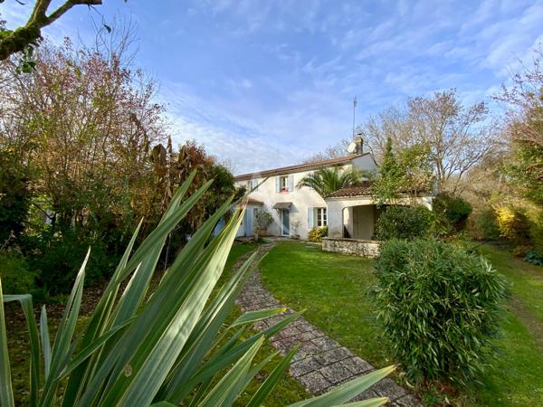 Maison de Ville avec Dépendances et Jardin - Jonzac Centre