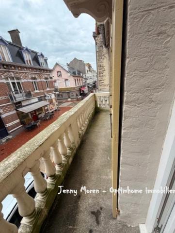 Le Touquet – Centre-ville Appartement meublé en duplex – 100 m² – 3 chambres – Balcon Loyer : 1 700 € / mois