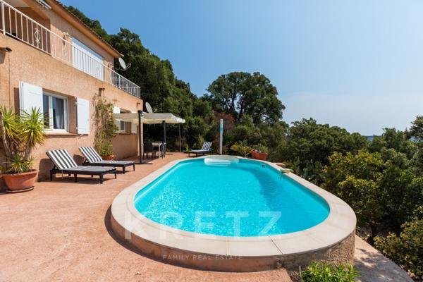 Exclusivité. Villa avec piscine et vue mer.