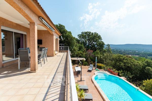 Exclusivité. Villa avec piscine et vue mer.