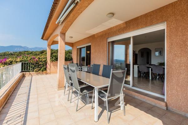 Exclusivité. Villa avec piscine et vue mer.