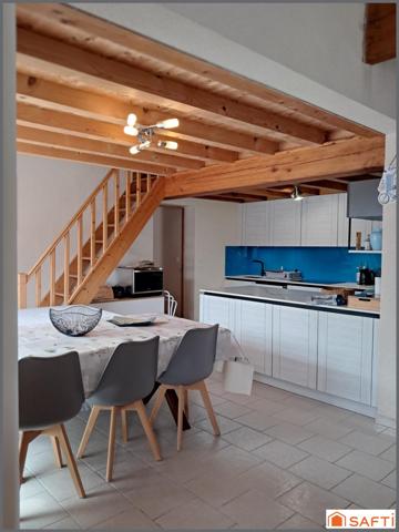 Jolie maison au bord de l'océan et de la forêt