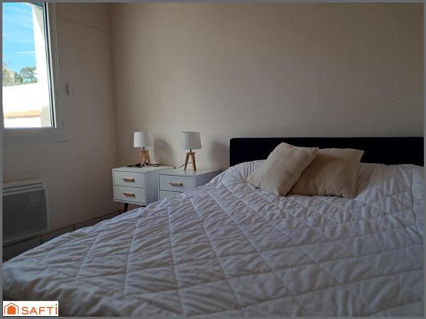 Jolie maison au bord de l'océan et de la forêt