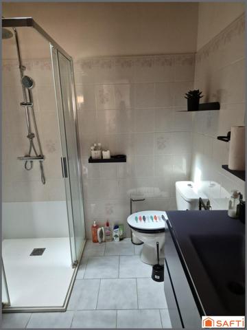 Jolie maison au bord de l'océan et de la forêt