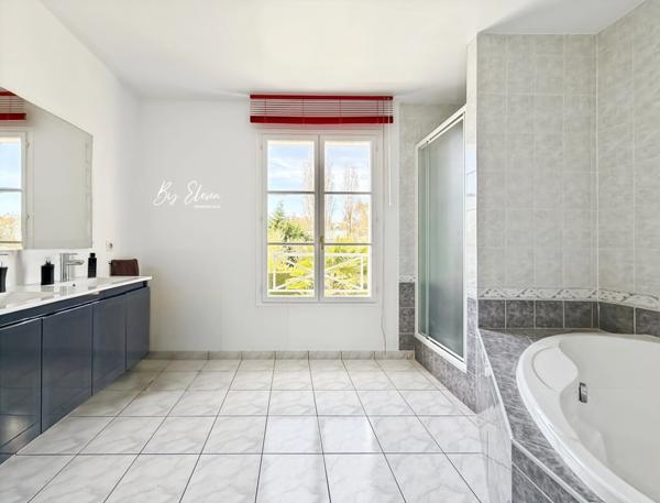 Villa familiale élégante - Claye-Souilly/Seine et Marne – 5 chambres dont 2 suites – piscine chauffée – grand jardin sans vis-à-vis – deux garages - calme