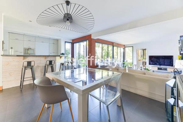 Maison
         8 pièces
        - 254 m² Bien prestige 835 000 € *