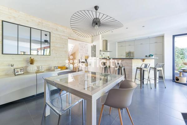 Maison
         8 pièces
        - 254 m² Bien prestige 835 000 € *