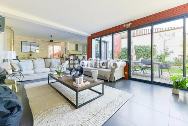Maison
         8 pièces
        - 254 m² Bien prestige 835 000 € *
