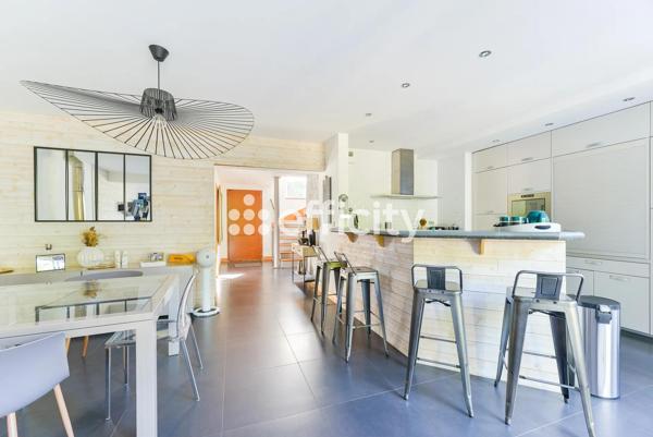 Maison
         8 pièces
        - 254 m² Bien prestige 835 000 € *