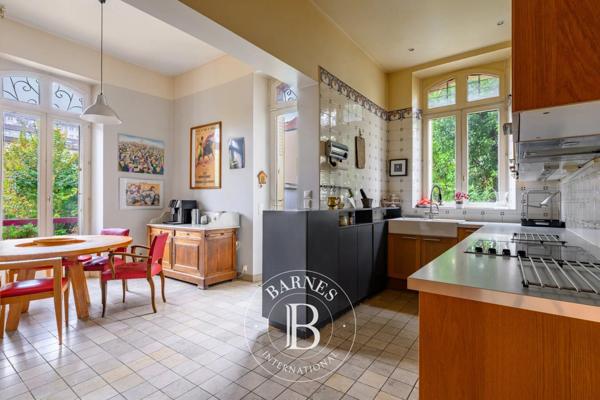 Joinville-le-Pont, Maison 6 Chambres -  350 m² à vendre